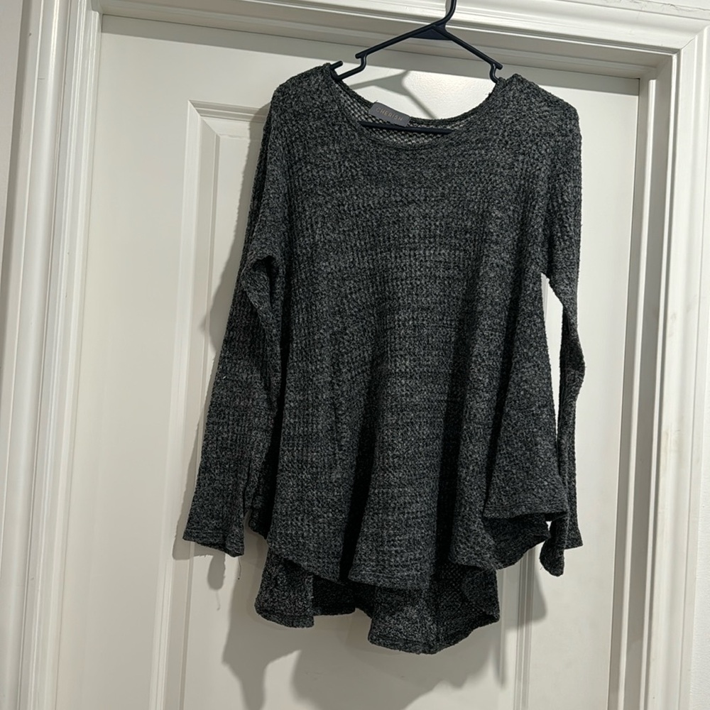 Women’s tunic in charcoal gray. Slightly higher in the front than the back.